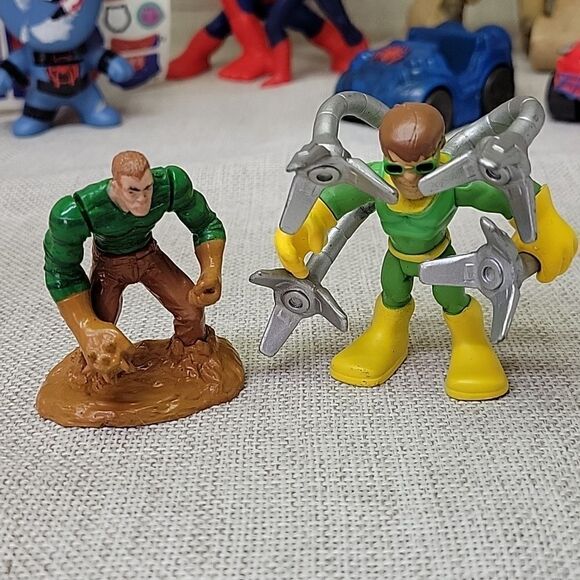 Spiderman figures and slippers - Picture 5 of 14